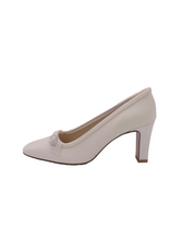 Load image into Gallery viewer, Vintage White Pearl Satin Toe Pumps