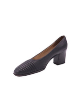 Load image into Gallery viewer, Vintage Salvatore Ferragamo Leather Pumps
