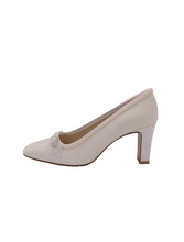 Load image into Gallery viewer, Vintage White Pearl Satin Toe Pumps
